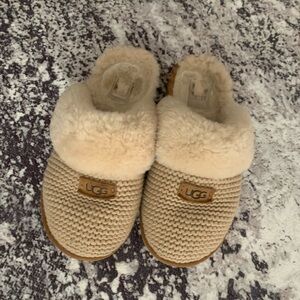 Women’s Ugg knit slippers size 9